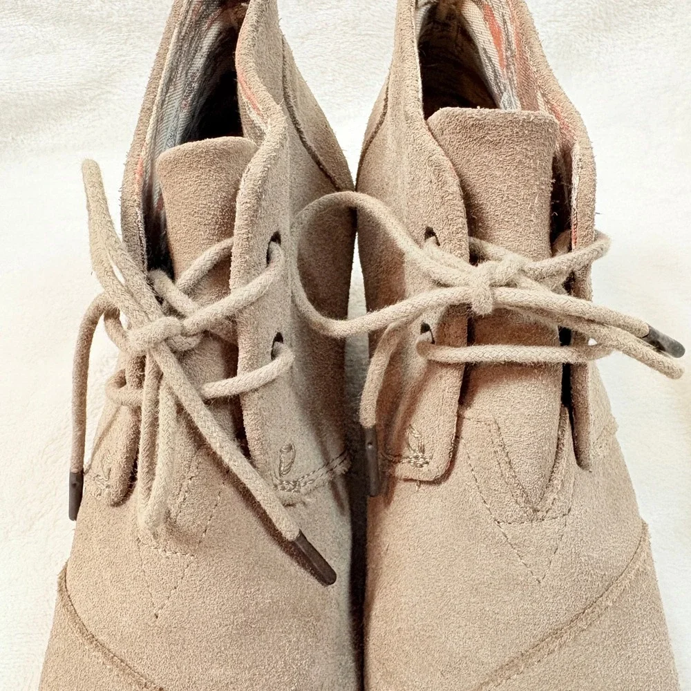 TOMS Taupe Suede Desert Wedge Booties Women‎ Sz 8 Lace Up Ankle Boots Round Toe